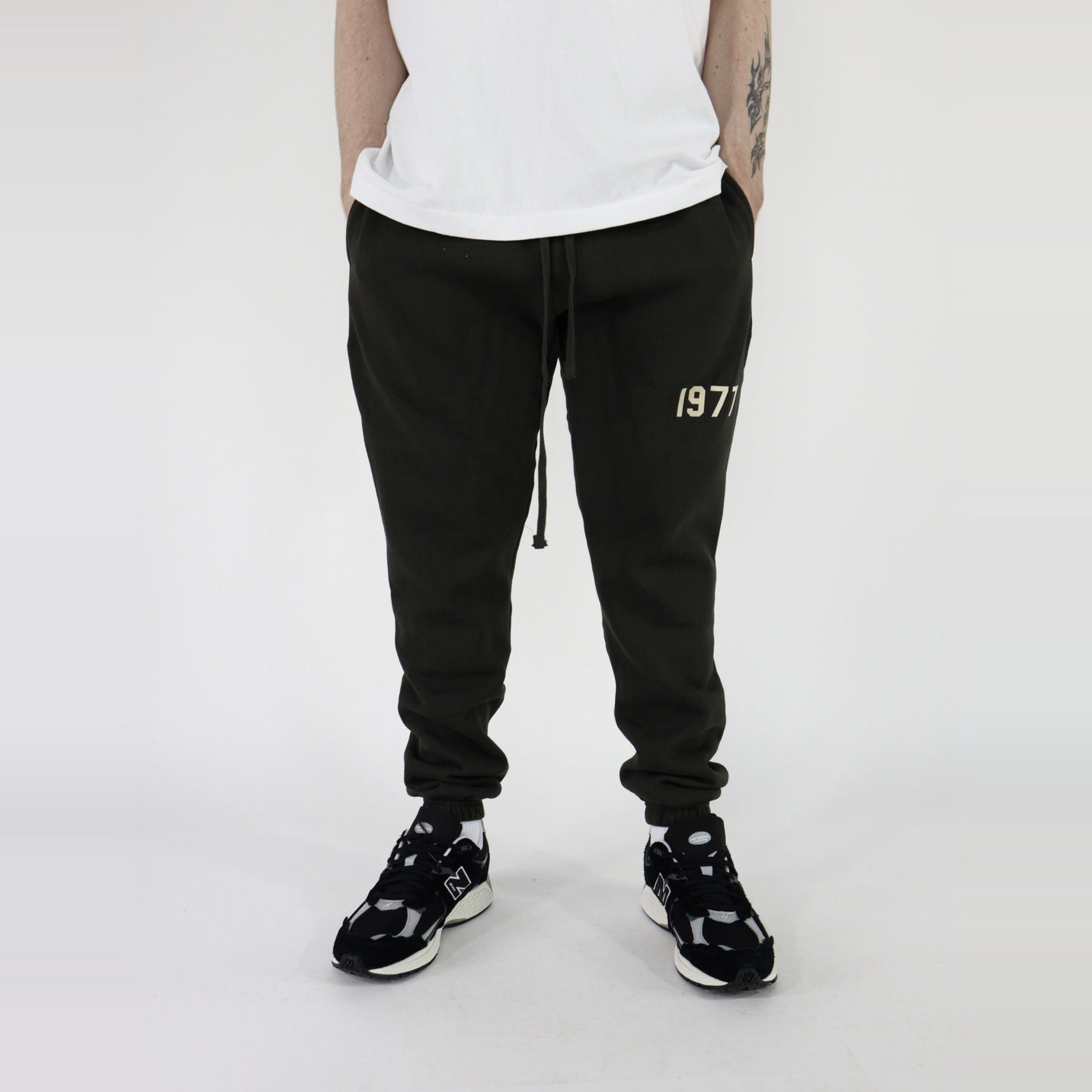 Fear of God Essentials 1977 Sweatpants Iron - PIKASTORE-Clothing-Fear of God-pikastore.cz