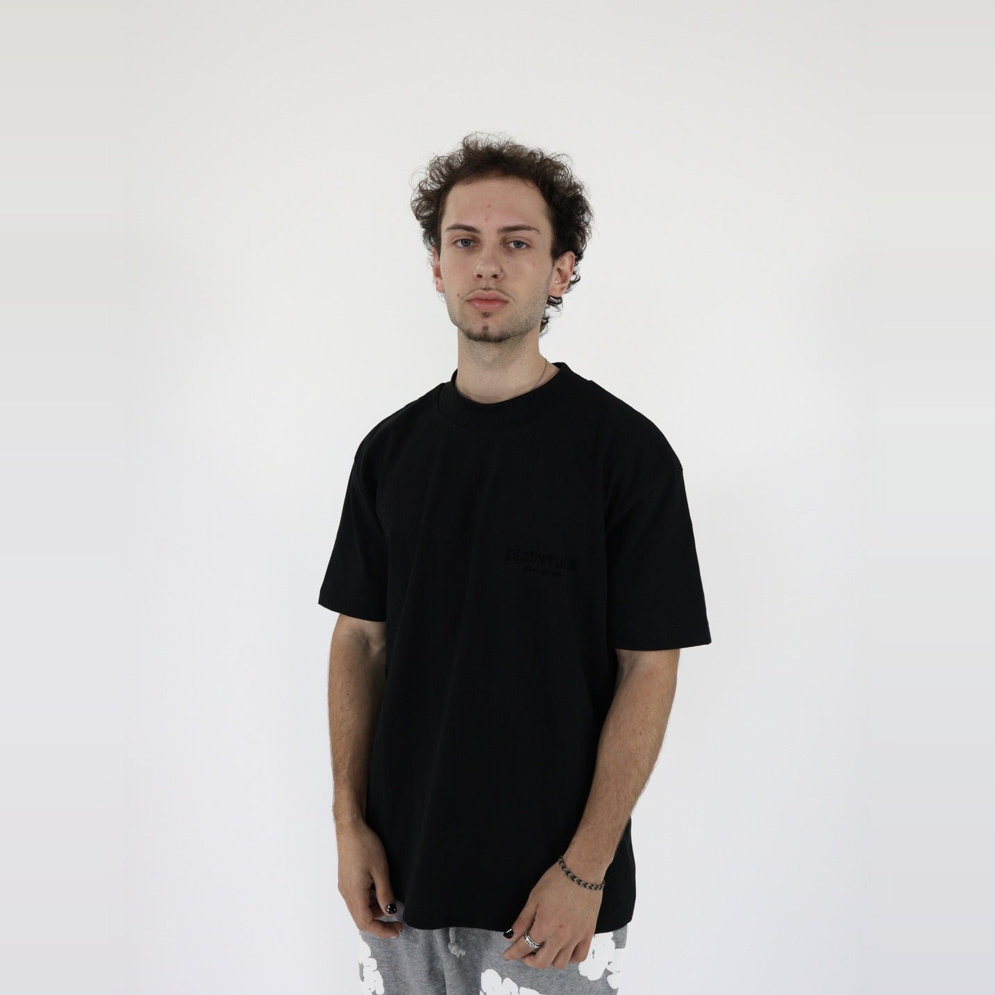 Fear of God Essentials S22 T-Shirt Black - PIKASTORE-Clothing-Fear of God-pikastore.cz
