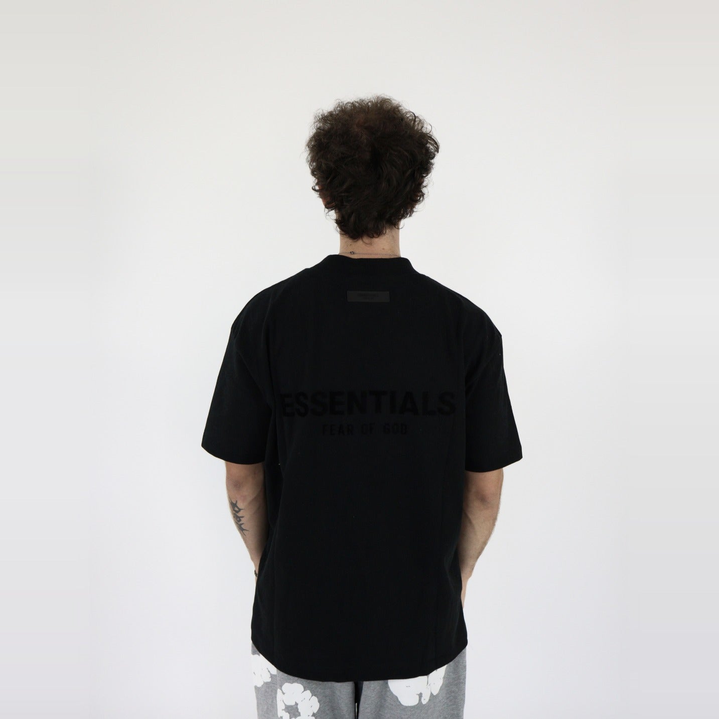 Fear of God Essentials S22 T-Shirt Black - PIKASTORE-Clothing-Fear of God-pikastore.cz