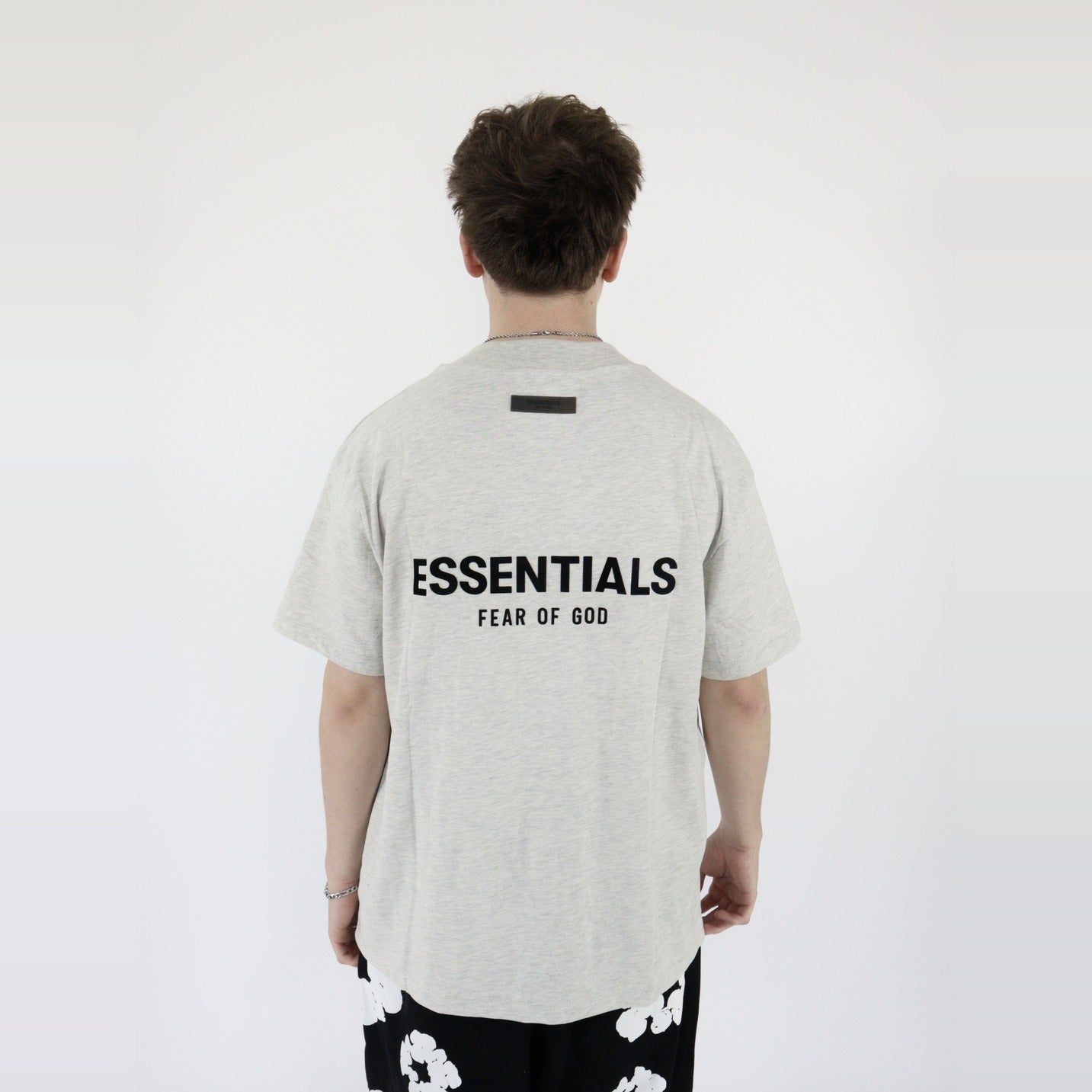 Fear of God Essentials S22 T-Shirt Light Oatmeal - PIKASTORE-Clothing-Fear of God-pikastore.cz